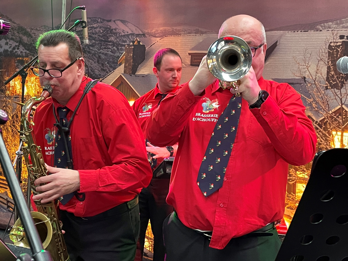 t'is stil aan de overkant | Moeyaert