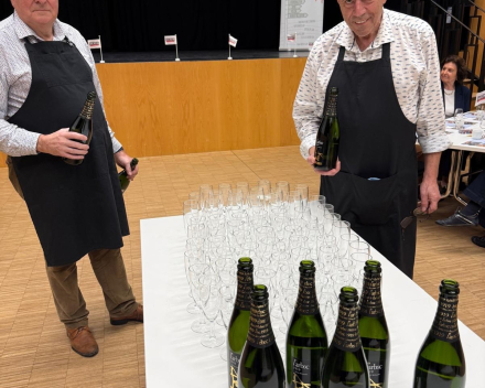 Open monden voor de tanden in de muil van de zeeduivel