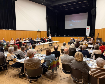 Open monden voor de tanden in de muil van de zeeduivel