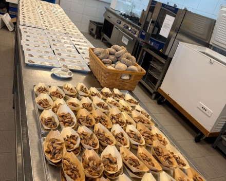 Open monden voor de tanden in de muil van de zeeduivel