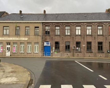 oei, bal over de muur