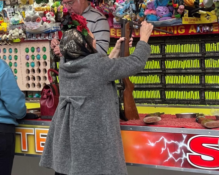 haloween dametje in de schiettent doet rare 'manoeuvers'