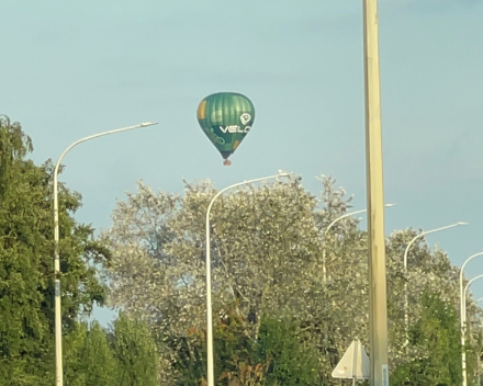 Neen, het was niet met een luchtballon maar...