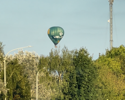 Neen, het was niet met een luchtballon maar...