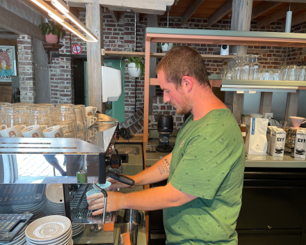 Barista Keith opent vandaag zijn Avi 38 koffiebar