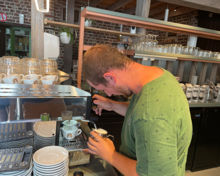 Barista Keith opent vandaag zijn Avi 38 koffiebar