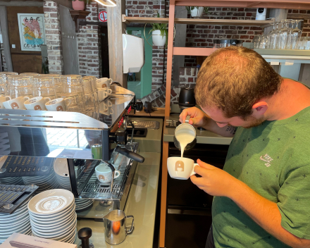 Barista Keith opent vandaag zijn Avi 38 koffiebar