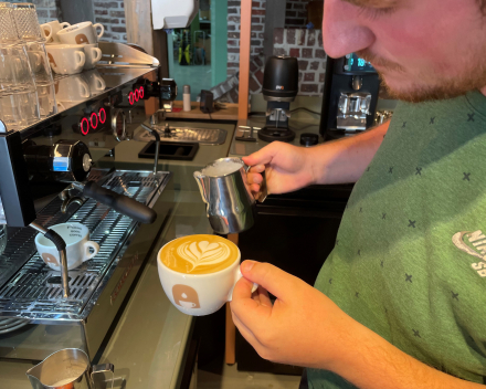 Barista Keith opent vandaag zijn Avi 38 koffiebar