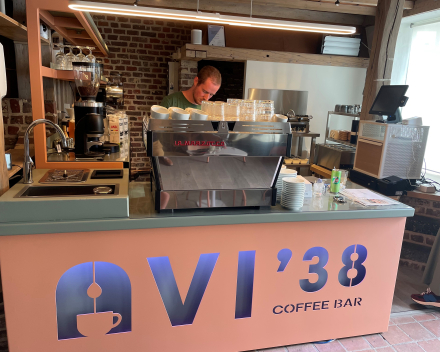 Barista Keith opent vandaag zijn Avi 38 koffiebar