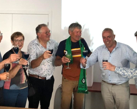 een schoenmaat te groot beslist over de titel
