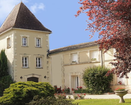 Prestige  Domaine des Graves d'Ardonneau  AOP Côtes de Bordeaux-Blaye  2019  € 10.90  btw inb.