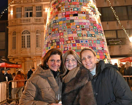 Julie met haar mama en Sofie (inhuldiging van de Julie boom - november 2025