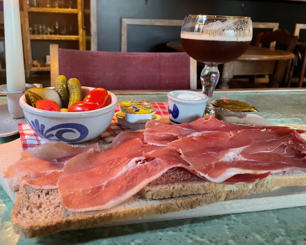 een Beaujolie op een warm terras - hesp met een Rochefort à l'intérieur