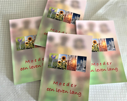 Wat een moederdag! Moeder kreeg het 1ste exemplaar van 'Moeder een leven lang'