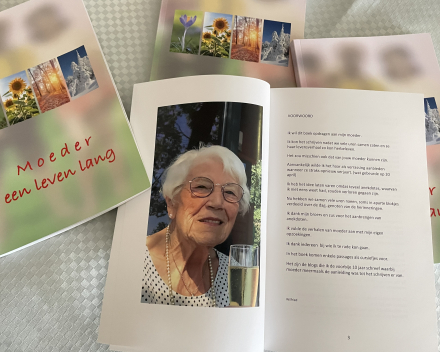 Het boek 'Moeder een leven lang' kan vanaf vandaag afgehaald worden