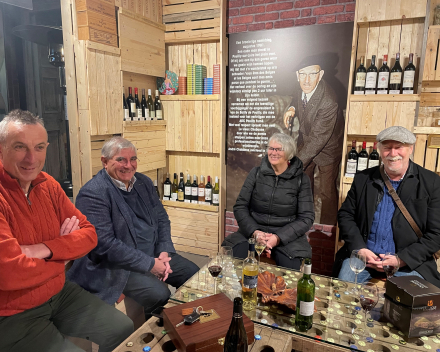 De eerste bezoekers in de vernieuwde wijnshop