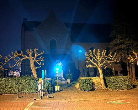 Lichten regelen de doorgang over het kerkhof; de werken in Zedelgem