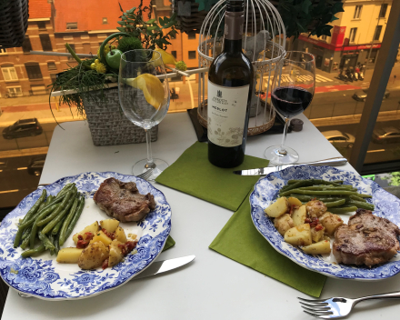 Lamsvlees op zijn zomers met een glas Merlot Fruits Sauvages