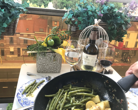 Lamsvlees op zijn zomers met een glas Merlot Fruits Sauvages
