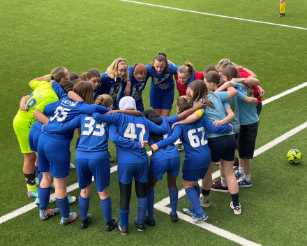De spelverdeelster U16 van VKV Tienen werd 14. Daar mocht taart bij.