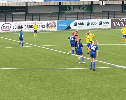 De spelverdeelster U16 van VKV Tienen werd 14. Daar mocht taart bij.