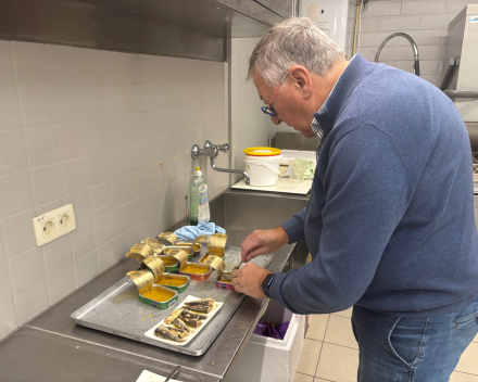 Zij: de perfecte voorzet - wij: trappen hem in doel !