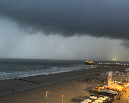 Onweer boven zee