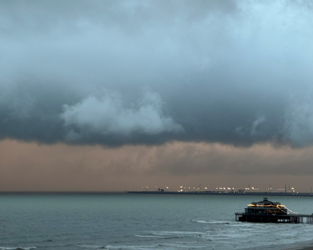 Onweer boven zee