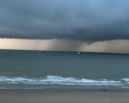 Onweer boven zee