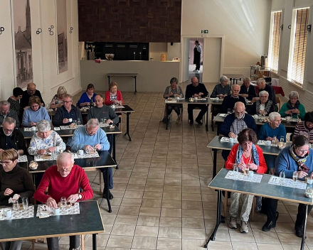 drukken, schrijven, wijn verkopen, uren over de visserij praten...een verlengkabel oprollen...