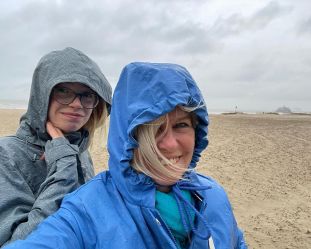 Op het strand de storm getrotseerd