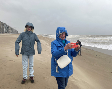 Op het strand de storm getrotseerd