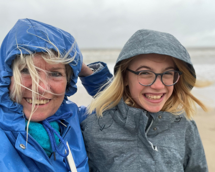 Op het strand de storm getrotseerd