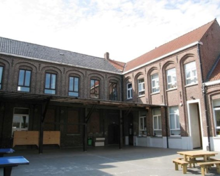 oei, bal over de muur