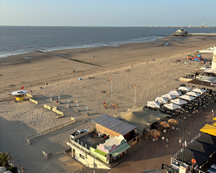 Genieten van het mooie weer en de zee